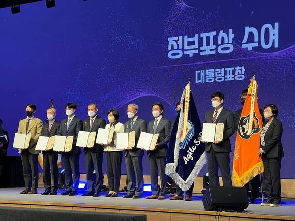 ▲조원희 지란지교데이터 대표(오른쪽 세 번째)가 2022 과학·정보통신의 날 기념식에서 정보통신분야 정보보호 유공을 인정받아 대통령 표창을 수상한 뒤 기념촬영을 하고 있다. / 사진=지란지교데이터