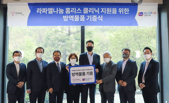 ▲(왼쪽 두 번째부터) 임만택 라파엘피아뜨 회장, 오병진 한컴라이프케어 대표, 안규리 라파엘나눔 상임이사, 변성준 한컴그룹 부회장, 김전 라파엘나눔 이사장이 기증식에서 기념촬영을 하고 있다. / 사진=한컴그룹