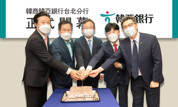 ▲(왼쪽부터)강병욱 대만 한상회 회장, 조정호 대만 한인회 회장, 정병원 주타이베이 대한민국대표부 대표, 김진석 타이베이지점장, 김규일 대만 한경회 회장이 개점 축하 떡케이크를 자르며 기념 사진 촬영을 하고있다. / 사진=하나은행