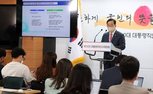 ▲박성중 제20대 대통령직인수위원회 과학기술교육분과 간사가 26일 서울 종로구 통의동 인수위 공동기자회견장에서 '4차 산업혁명시대, 미래사회를 선도할 수 있는 디지털 인재 양성'을 위한 브리핑을 하고 있다.