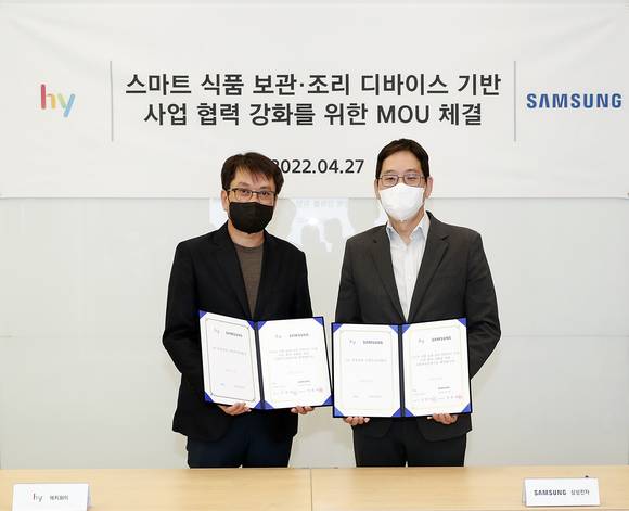 ▲김병진 hy 대표(왼쪽)와 박찬우 삼성전자 부사장이 업무협약 체결 후 기념사진을 촬영하고 있다. / 사진=hy