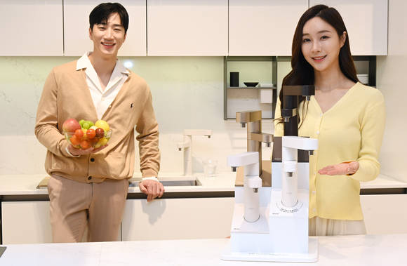 ▲모델이 LG 퓨리케어 듀얼 정수기 오브제컬렉션을 소개하고 있다. / 사진=LG전자