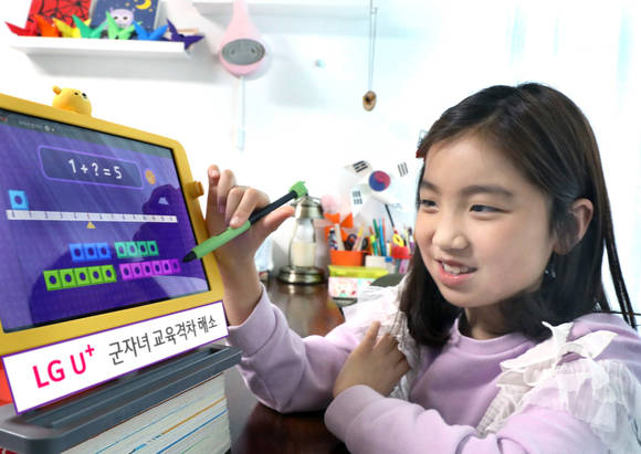 ▲1회 챌린지 대상이었던 9세 군자녀 김규린 양이 12주 챌린지를 완료하고, U+초등나라를 활용해 스스로 학습하고 있다. / 사진=LG유플러스