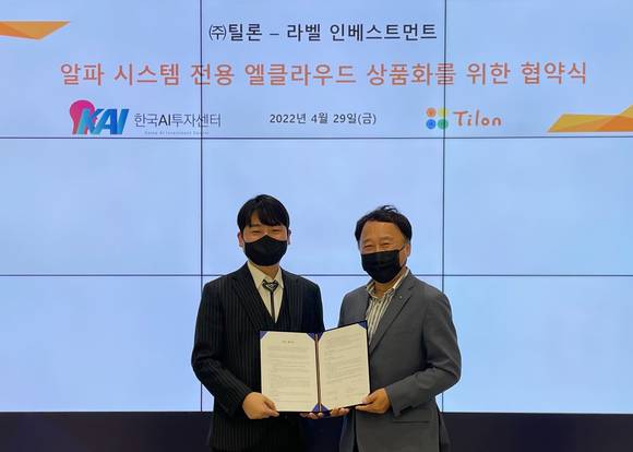 ▲유경탁 라벨인베스트먼트 대표(왼쪽)와 최용호 틸론 사장이 양해각서 체결 후 기념사진을 촬영하고 있다. / 사진=틸론