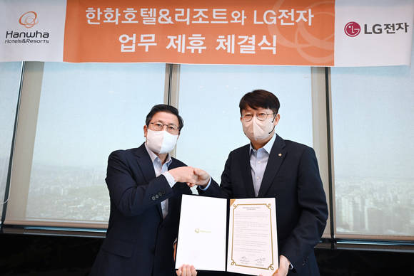 ▲장익환 LG전자 BS사업본부장(왼쪽)과 김형조 한화호텔앤드리조트 대표이사가 지난 3일 서울 여의도 한화생명빌딩에서 열린 호텔 서비스 분야 디지털 전환 고도화를 위한 기술 교류 및 LG전자 로봇 솔루션 적용을 위한 업무협약식에서 기념촬영을 하고 있다. / 사진=LG전자