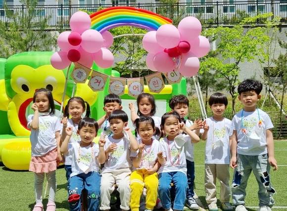 ▲광주전남혁신 2단지 부영 사랑으로 어린이집에서 어린이날 행사를 하고 있다. / 사진=부영그룹