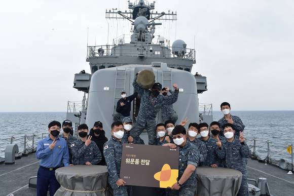 ▲넷마블문화재단이 해군 제2함대 을지문덕함에 게임기, IT기기를 비롯한 함대 필요 물품을 기탁했다. / 사진=넷마블문화재