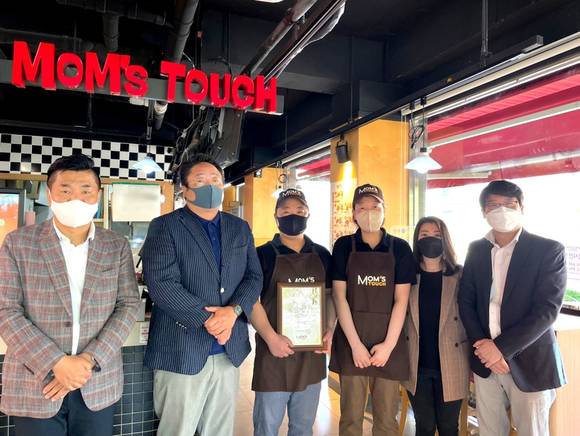 ▲맘스터치가 가맹점 상생경영의 일환으로 1분기 우수 가맹점 50곳에 최대 100만 원 상당의 물품을 제공하고, ‘연간 최우수 매장’ 10곳의 노후시설 교체비를 지원하는 등 올해 1억7400만 원 상당의 가맹점 포상을 실시할 계획이다. / 사진=맘스터치앤컴퍼니