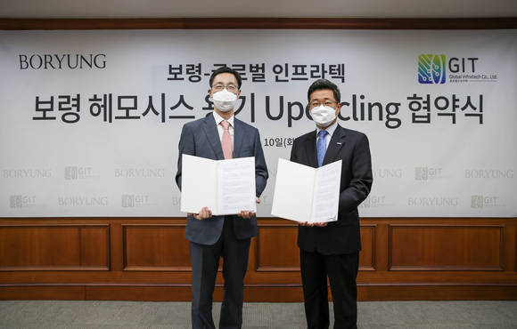 ▲이병락 글로벌인프라텍 대표(왼쪽)와 장두현 보령 대표가 지난 10일 진행된 업무협약 체결식에서 기념촬영을 하고 있다. / 사진=보령