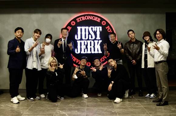▲투비소프트 임직원과 저스트절크 크루가 기념 촬영을 하고 있다. / 사진=투비소프트