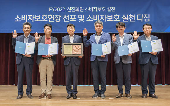 ▲편정범 교보생명 대표(왼쪽 세번째)과 유홍 소비자보호실장(두번째), 윤영규 보험서비스지원실장(네번째) 등이 지난 11일 서울 광화문 교보생명 본사에서 열린 '소비자보호헌장 선포 및 소비자보호 실천 다짐 행사'에서 기념촬영을 하고 있다. / 사진=교보생명