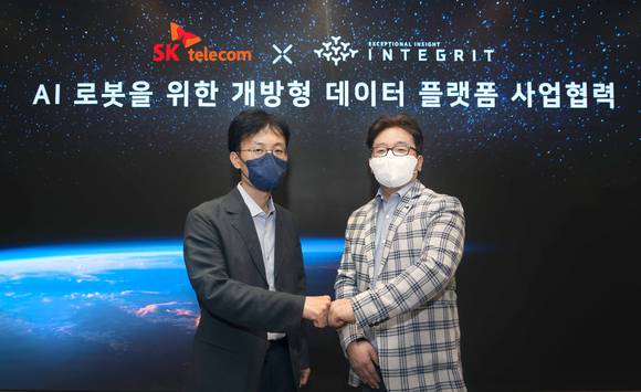 ▲최낙훈 SK텔레콤 스마트팩토리CO담당(왼쪽)과 이창석 인티그리트 사장이 ‘개방형 로보틱스 데이터 플랫폼’ 개발을 위한 업무협약을 체결한 뒤 기념촬영을 하고 있다. / 사진=SK텔레콤