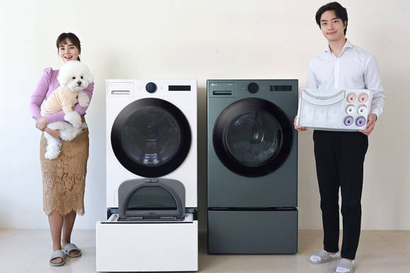 ▲모델이 '펫케어 코스'를 소개하고 있다. / 사진=LG전자