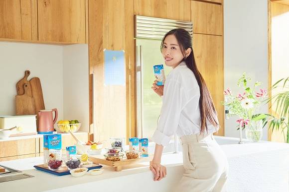▲아몬드브리즈 광고 촬영 현장 / 사진=아몬드브리즈