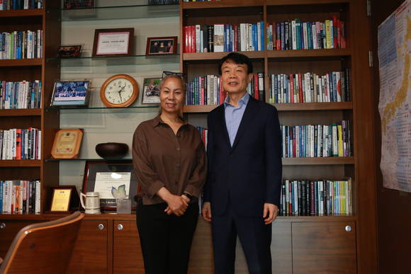 ▲권영범 영림원소프트랩 대표(오른쪽)와 김인순 해밀학교 이사장이 기념촬영을 하고 있다. / 사진=영림원소프트랩