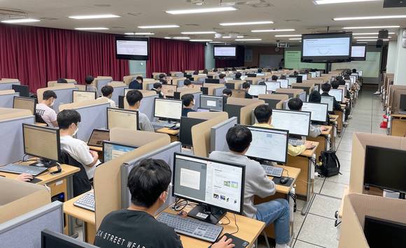 ▲딥노이드가 부산대학교 의과대와 함께 의료AI 융합인재양성을 위해 본과 정규과목으로 AI 기반 노코딩 플랫폼 ‘딥파이’를 통해 의료영상 분석 실무와 의료 데이터 기반 실시간 실습을 통해 의료AI 융합인재양성에 나선다. / 사진=딥노이드
