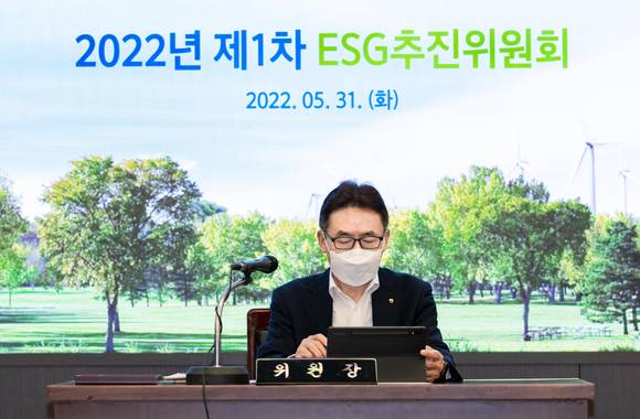 ▲김춘안 NH농협은행 ESG추진위원장(농업·녹색금융부문 부행장)이 ESG추진위원회에서 모두발언을 하고 있다. / 사진=NH농협은행
