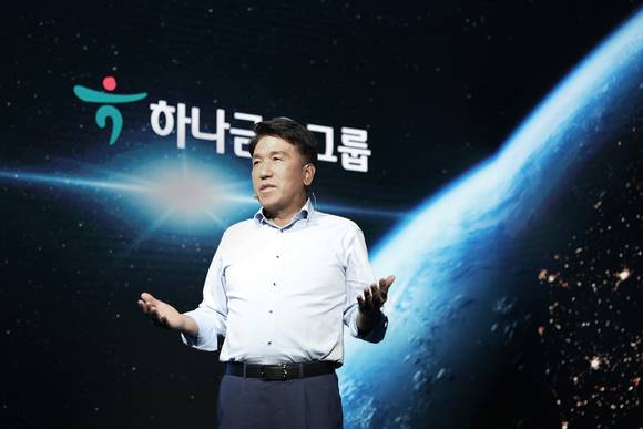 ▲함영주 하나금융그룹 회장이 새로운 비전과 그룹이 나아가야 할 방향에 대해 그룹 임직원들과 공유하는 시간을 갖고 있다. / 사진=하나금융