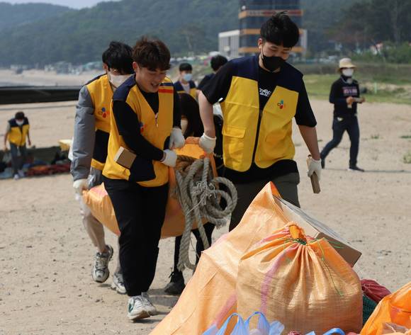 ▲CJ제일제당 임직원들이 지난 3일 인천 영종도 마시안 해변에서 해안 쓰레기를 수거하고 있다. / 사진=CJ제일제당