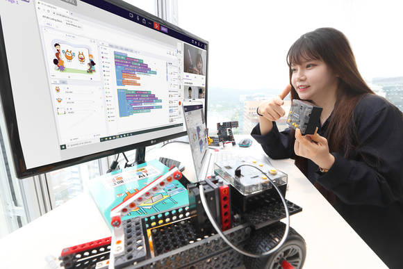 ▲랜선야학 멘토로 참여하고 있는 연세대 박하정 학생이 KT AI 코딩블록으로 청소년 멘티들에게 AI 코딩 수업을 진행하고 있다. / 사진=KT