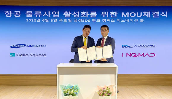 ▲오구일 삼성SDS 물류사업부장(오른쪽)과 임준석 우정항공 대표가 삼성SDS 판교물류캠퍼스에서 항공 물류사업 확대를 위한 양해각서를 체결한 뒤 기념촬영을 하고 있다. / 사진=삼성SDS