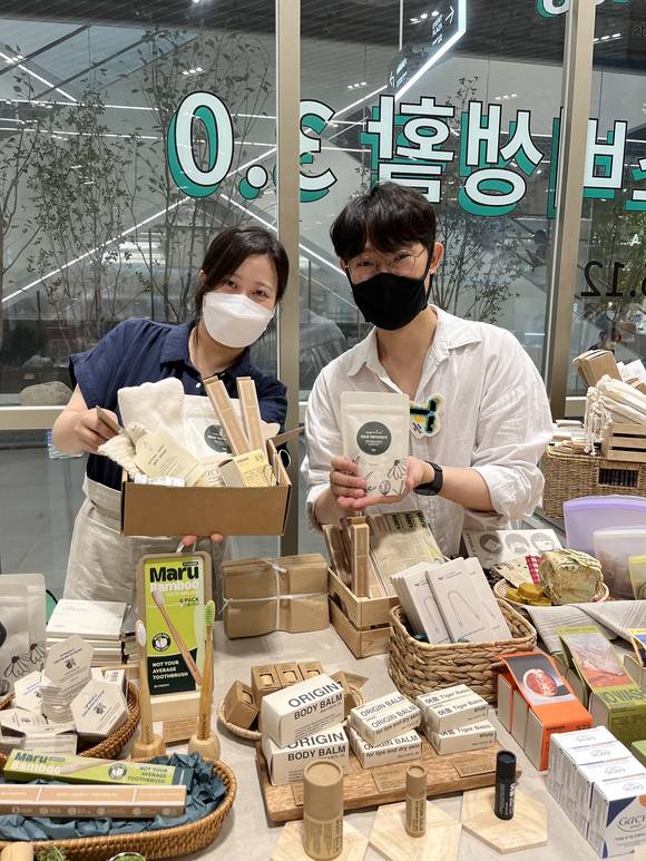 ▲10일 서울 영등포구 더현대 서울 지하 1층 ‘지구를 위한 소비생활 3.0’ 행사장에서 직원들이 친환경 제품을 소개하고 있다. / 사진=현대백화점
