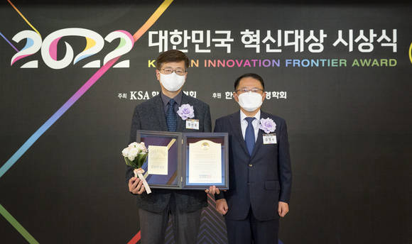 ▲정선용 코웨이 리빙케어개발실장(왼쪽)과 강명수 한국표준협회장이 2022 대한민국 혁신대상 시상식에서 기념촬영을 하고 있다. / 사진=코웨이