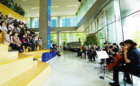 ▲발달장애인 예술단 ‘브릿지온’이 13일 판교 안랩 사옥에서 열린 안랩 사내 음악회에서 연주하고 있다. / 사진=안랩