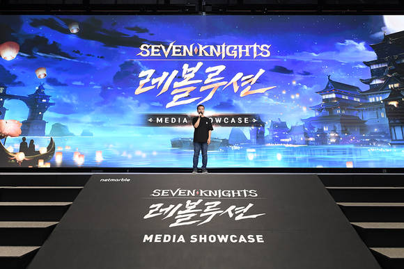 ▲안준석 넷마블넥서스 개발총괄이 16일 미디어 쇼케이스에서 세븐나이츠 레볼루션에 대해 설명하고 있다. / 사진=넷마블