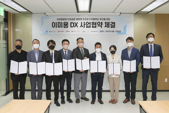 ▲(왼쪽부터) STC 박태형 대표, LG전자 김양수 팀장, 뚜르어스 차영훈 대표, KT 홍재상 상무, KT 서비스 북부 이기욱 상무, 씨제이비인터내셔널 차진붕 대표, 이가자헤어비스 최유빈 대표, 아이큐브온 조민수 부사장, 스마트로 반대현 상무가 이미용 DX 사업 협약을 맺은 뒤 기념촬영을 하고 있다. / 사진=KT