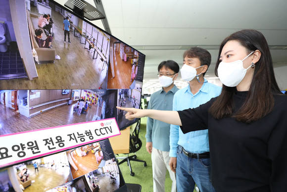 ▲LG유플러스 직원들이 인공지능으로 영상 속 얼굴에 모자이크를 입힌 지능형CCTV 화면을 살펴보고 있다. / 사진=LG유플러스
