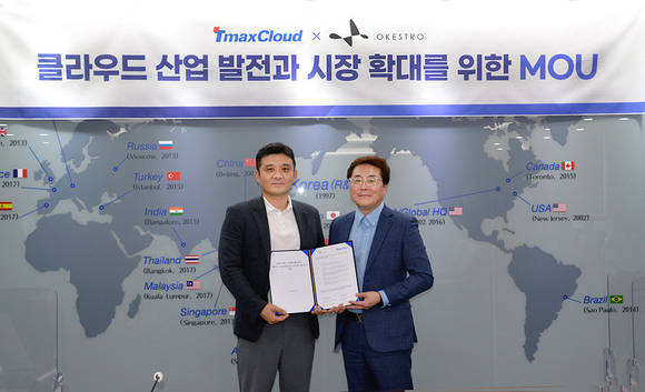 ▲남민웅 티맥스클라우드 대표(오른쪽)와 김민준 오케스트로 대표가 클라우드 산업 발전과 시장 확대를 위한 업무협약을 맺은 뒤 기념촬영을 하고 있다. / 사진=티맥스클라우드