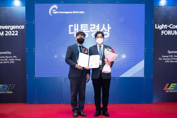 ▲맹경무 삼성전자 LED 전략마케팅팀 상무(오른쪽)와 박기호 산업통상자원부 전자전기과 사무관이 21일 경기도 일산 킨텍스에서 열린 '국제광융합 O2O 엑스포'에서 기념사진을 촬영하고 있다. / 사진=삼성전자