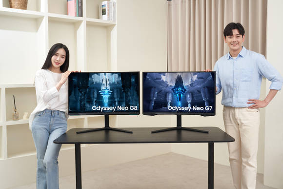 ▲삼성전자 모델이 커브드 게이밍 모니터 신제품 '오디세이 네오 G8'과 '오디세이 네오 G7'을 선보이고 있다. / 사진=삼성전자