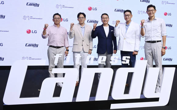 ▲(왼쪽부터) 심우택 피트니스캔디 대표, 이성수 SM엔터테인먼트 공동대표, 조주완 LG전자 CEO, 탁영준 SM엔터테인먼트 공동대표, 김비오 피트니스캔디 부대표가 30일 서울 여의도 콘래드서울에서 진행된 '피트니스캔디' 출범식에서 기념촬영을 하고 있다. / 사진=LG전자