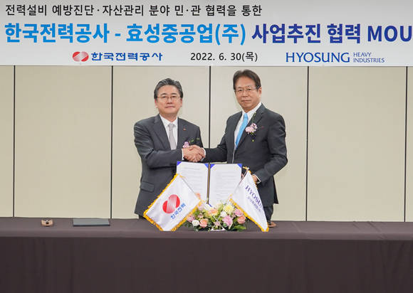 ▲정승일 한국전력 사장(왼쪽)과 요코타 타케시 효성중공업 대표가 양해각서를 체결한 뒤 기념촬영을 하고 있다. / 사진=효성중공업