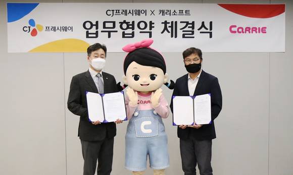 ▲박선호 CJ프레시웨이 상품본부장(왼쪽 첫 번째)과 박창신 캐리소프트 대표(세 번째)가 지난 1일 서울 상암동 CJ프레시웨이 본사에서 업무협약을 체결한 뒤 기념촬영을 하고 있다. / 사진=CJ프레시웨이