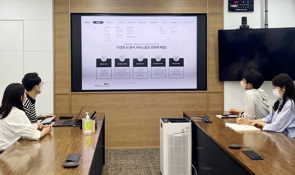 ▲풀무원 임직원이 ‘VOC·리뷰 분석 시스템’을 활용, 고객 반응 데이터를 분석해 신제품 개발 회의를 하고 있다. / 사진=풀무원