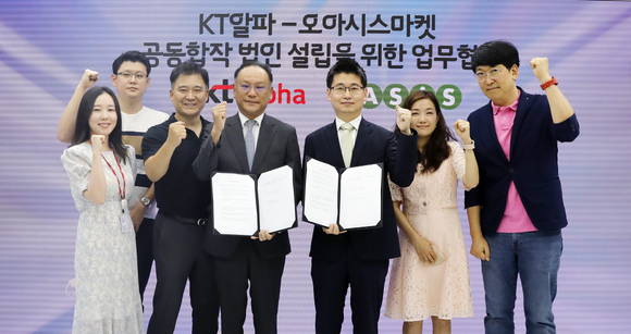 ▲(오른쪽 두 번째부터) 김수희 오아시스마켓 이사, 안준형 오아시스마켓 대표, 조성수 KT알파 경영기획총괄 전무, 최유성 KT알파 모바일라이브사업본부장 등 두 회사 관계자들이 업무협약을 체결한 뒤 기념촬영을 하고 있다. / 사진=KT알파