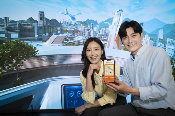 ▲SK텔레콤 모델들이 미래 UAM 소개영상 앞에서 포즈를 취하고 있다. / 사진=SK텔레콤