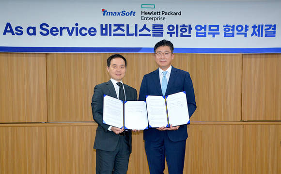 ▲김영채 한국HPE 대표(왼쪽)와 이형배 티맥스소프트 대표가 ‘As a Service 비즈니스를 위한 업무협약’을 체결한 뒤 기념촬영을 하고 있다. / 사진=티맥스소프트