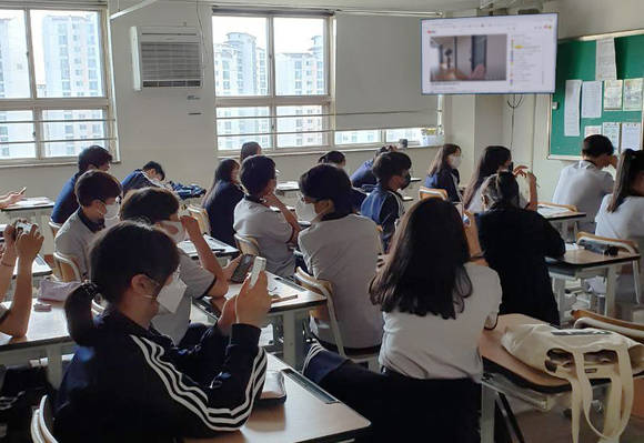 ▲학생들이 교실에서 안랩 온라인 라이브 견학에 참여하고 있다. / 사진=안랩