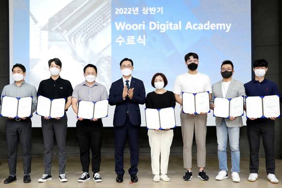 ▲전상욱 우리금융지주 미래성장총괄 사장(왼쪽 네번째)이 연수생들과 함께 기념촬영을 하고 있다. / 사진=우리금융