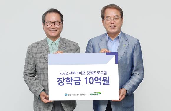 ▲성대규 신한라이프빛나는재단 이사장(왼쪽)과 이제훈 초록우산 어린이재단 회장이 기부금 전달식 후 기념 촬영을 하고 있다. / 사진=신한라이프빛나는재단