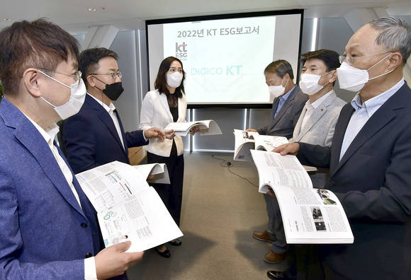 ▲KT 이사진이 2022년 KT ESG 보고서를 토대로 ESG 경영 안건에 대해 의견을 나누고 있다. / 사진=KT