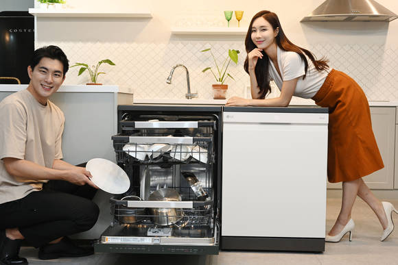 ▲모델이 트루건조 기능과 오브제컬렉션 컬러를 적용한 프리스탠딩 제품을 소개하고 있다. / 사진=LG전자
