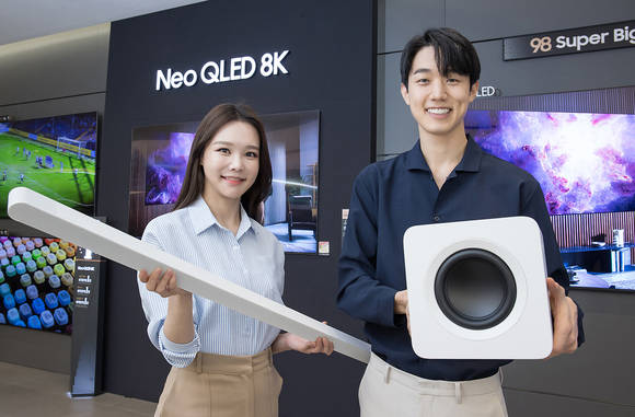 ▲삼성전자 모델이 서울 논현동에 위치한 삼성 디지털프라자 강남본점에서 2022년 신제품 슈퍼 슬림 사운드바 HW-S800B를 소개하고 있다. / 사진=삼성전자