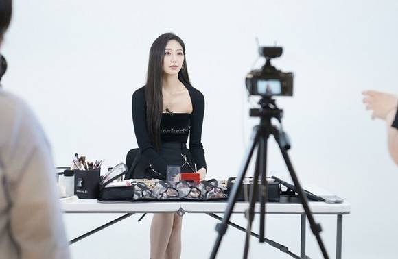 ▲바비톡, 정예인과 함께 한 ‘성형없이 예뻐지는 법’ 시즌 2 디지털 화보 촬영 현장 스틸 컷 / 사진=바비톡