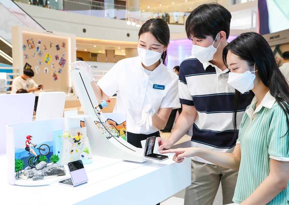 ▲영등포 타임스퀘어 갤럭시 스튜디오에서 방문객들이 갤럭시 팬큐레이터의 안내를 받으며 ‘갤럭시 Z 플립4’의 플렉스 캠을 체험하고 있다. / 사진=삼성전자
