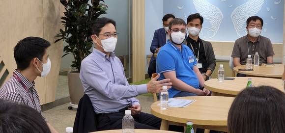 ▲이재용 부회장이 19일 삼성전자 화성캠퍼스에서 임직원들과 간담회를 갖고 이야기를 나누고 있다. / 사진=삼성전자